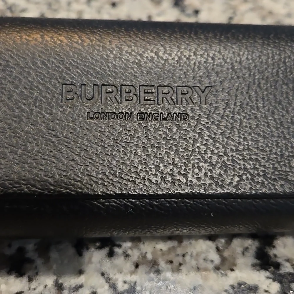BURBERRY BLACK EMBOSSED PEBBLE LEATHER SUNGLASSES CASE. GLASSES NOT INCLUDED.